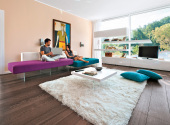 Divano-viola-soggiorno-di-design-mobili-sospesi