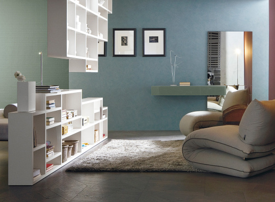 soggiorno-di-design-con-poltrona-letto-e-libreria-sospesa